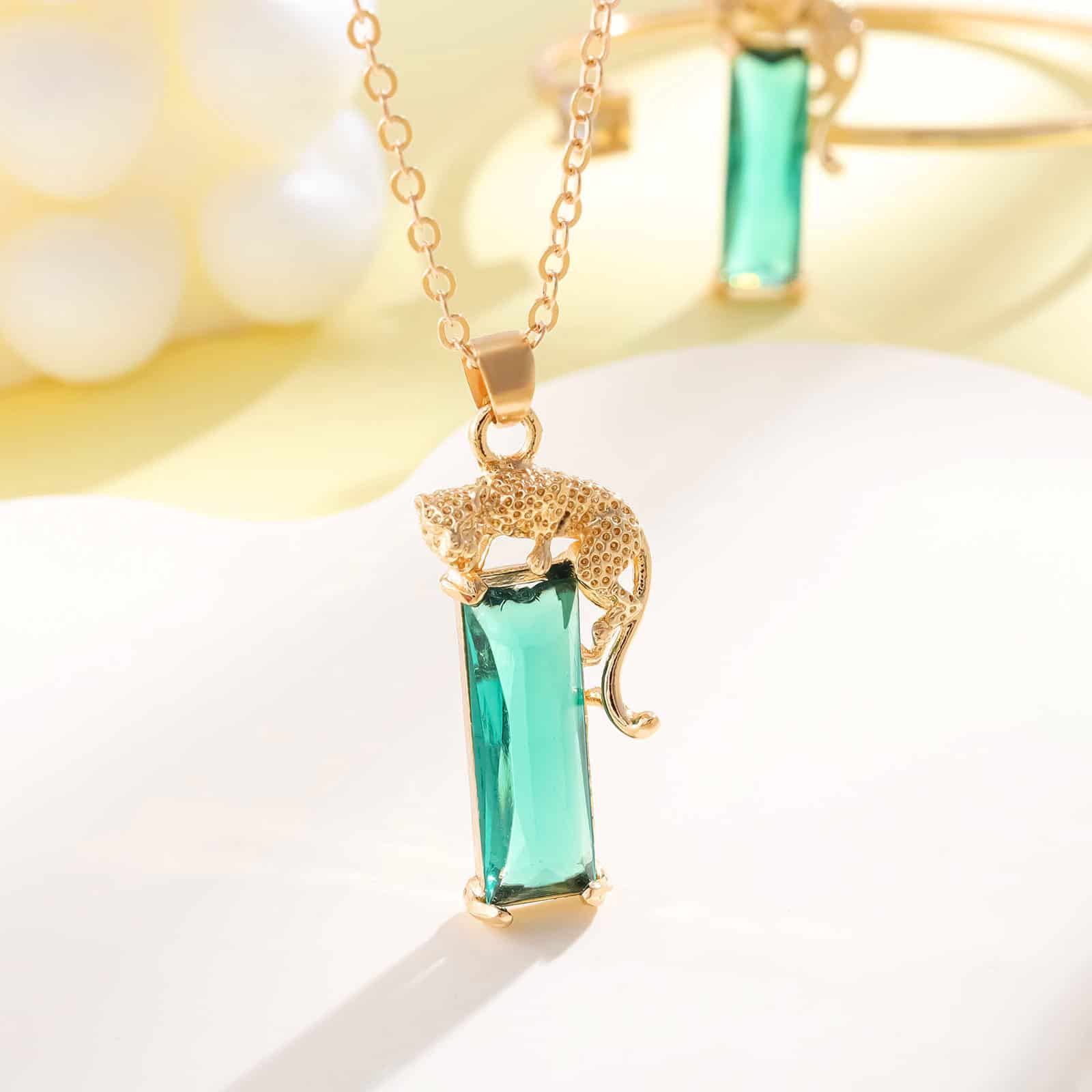 O1CN01OqOel41b9mgA47VTM_!!2206266993423-0-cib Fashion Gold Leopard Pendant Necklace – Emerald & Tourmaline Crystal Accent - Image 2